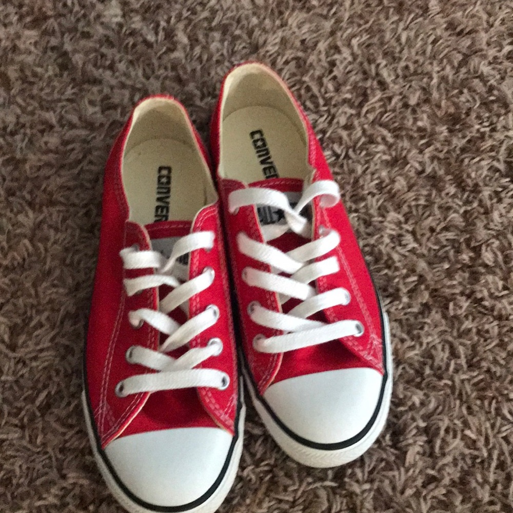 ❌SOLD ON MERC❌Cherry red converse all stars!!